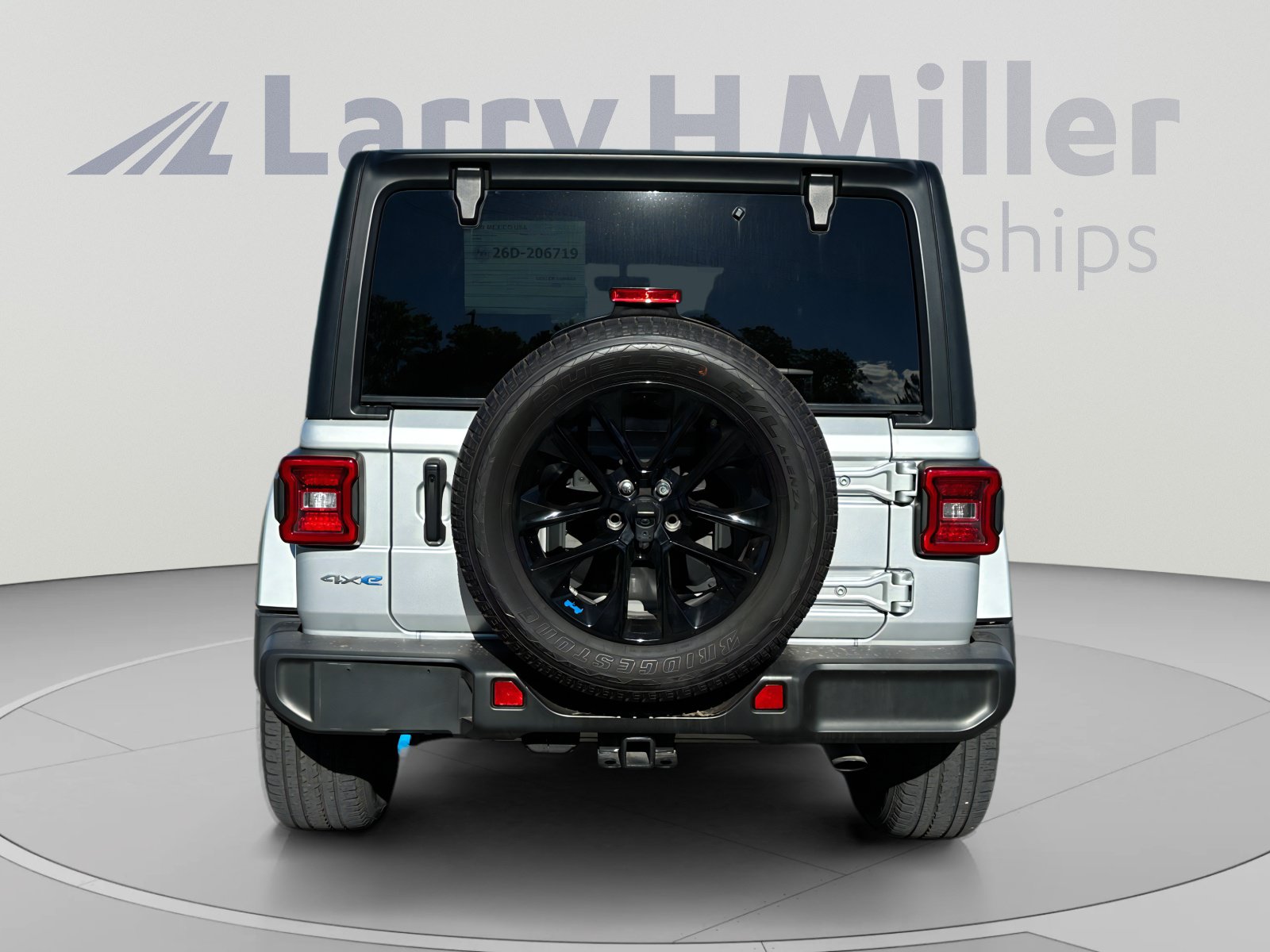 Used 2023 Jeep Wrangler Unlimited Sahara AWD/4WD image 4