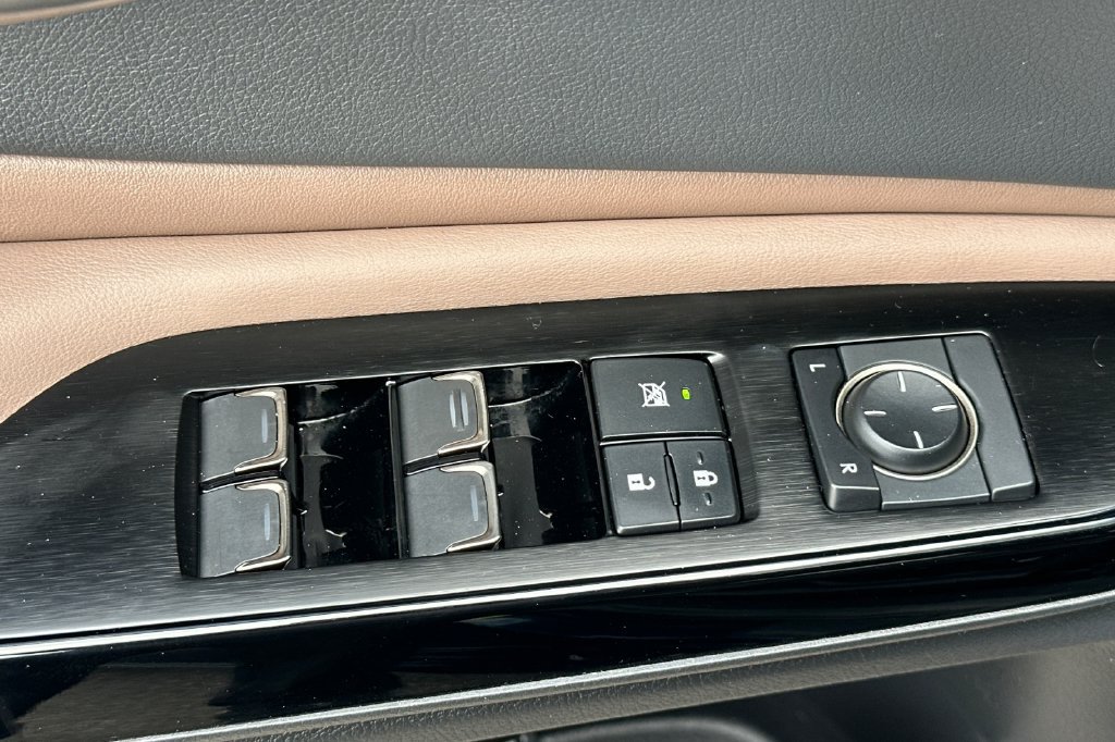 Used 2022 Lexus ES 300h w/ Accessory Package 2 FWD image 12