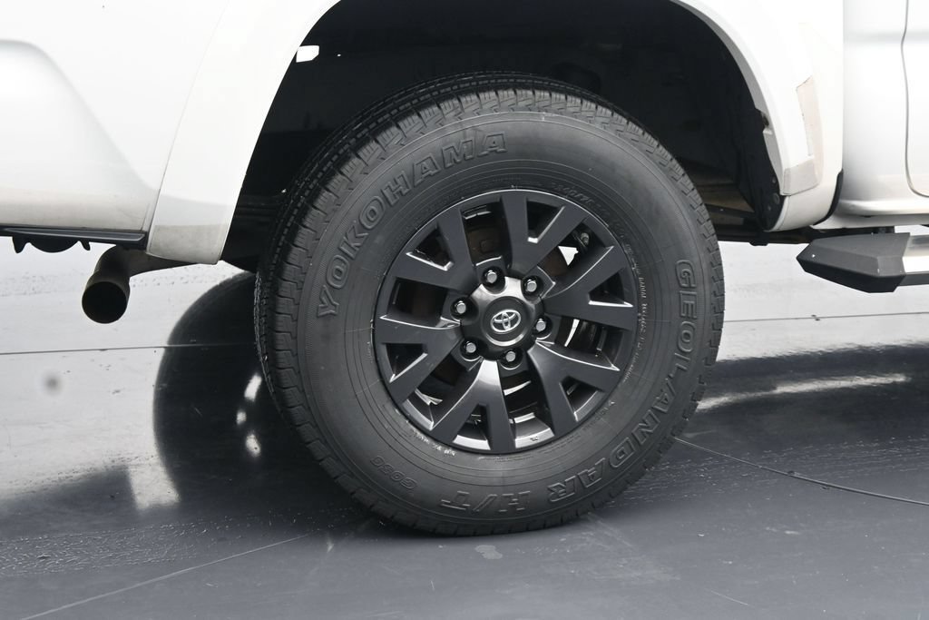 Used 2020 Toyota Tacoma SR5 AWD/4WD image 10