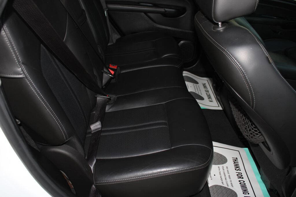 Used 2015 Cadillac SRX Luxury image 16