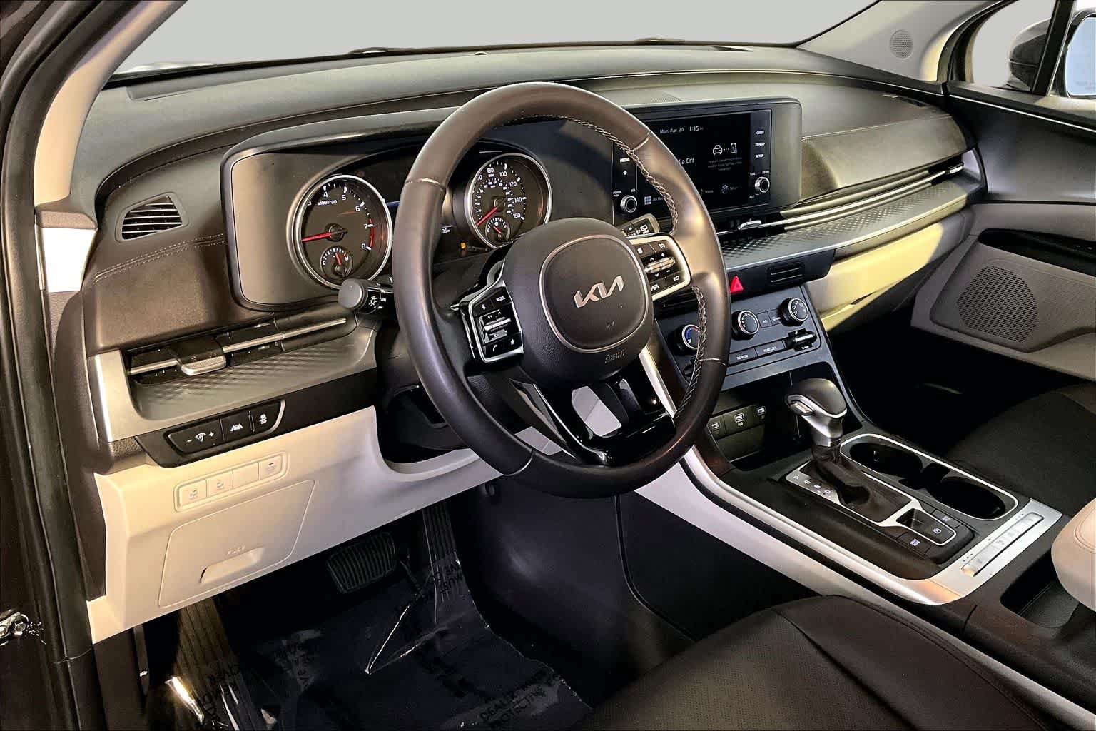 Used 2023 Kia Carnival LX FWD image 18