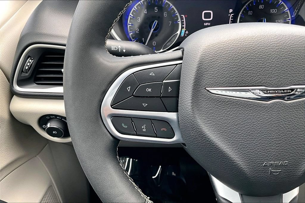 Used 2024 Chrysler Pacifica Touring-L FWD image 11