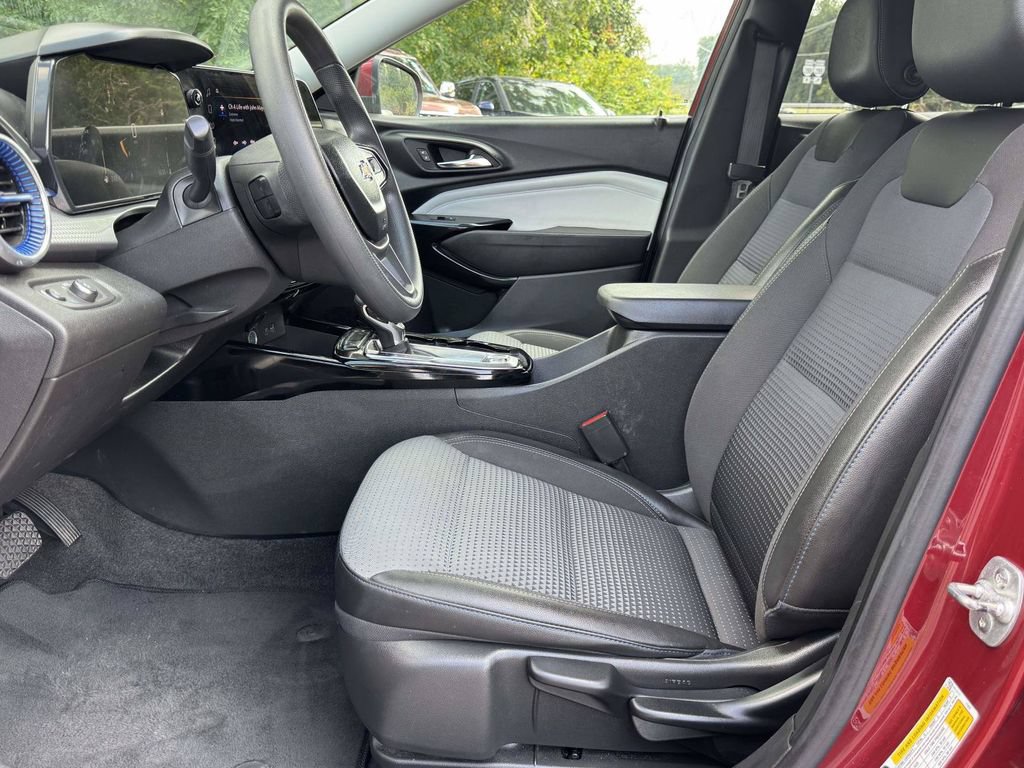 Used 2024 Chevrolet Trax LT FWD image 21