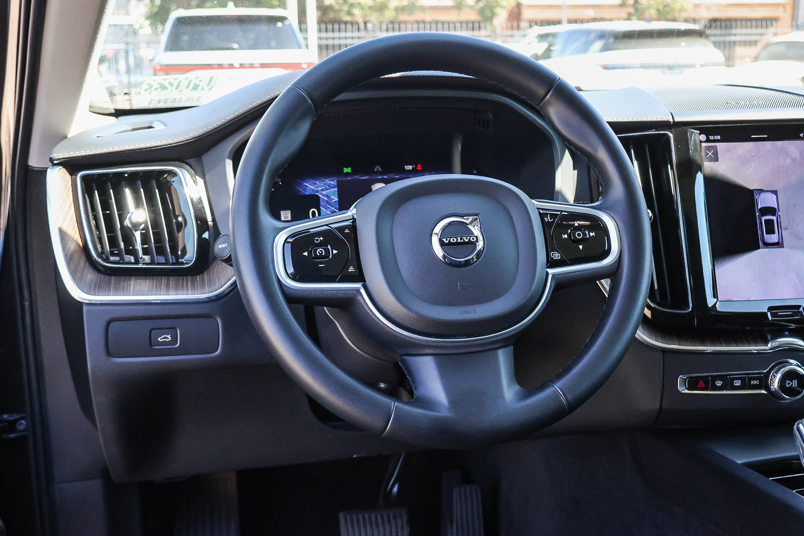 Used 2023 Volvo XC60 B5 Ultimate w/ Protection Package Premier FWD image 17