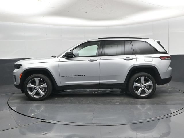 Used 2025 Jeep Grand Cherokee Limited w/ Black Appearance Package AWD/4WD image 38