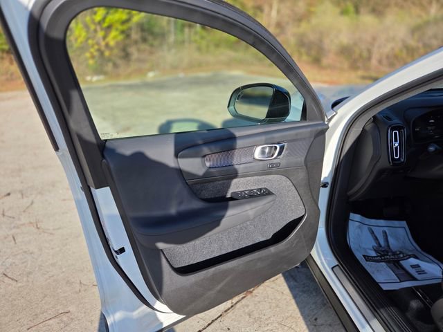 Used 2025 Volvo XC40 B5 Plus image 23