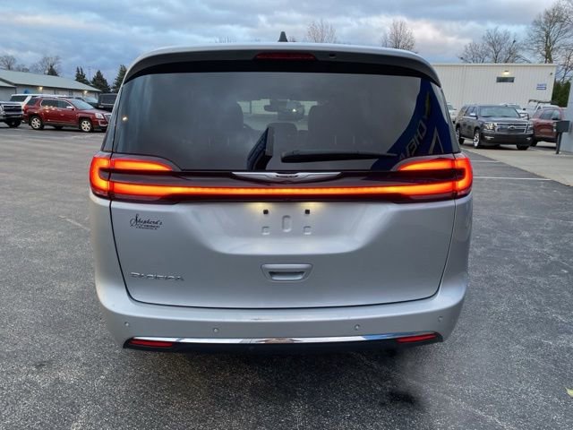 Used 2024 Chrysler Pacifica Touring-L image 5