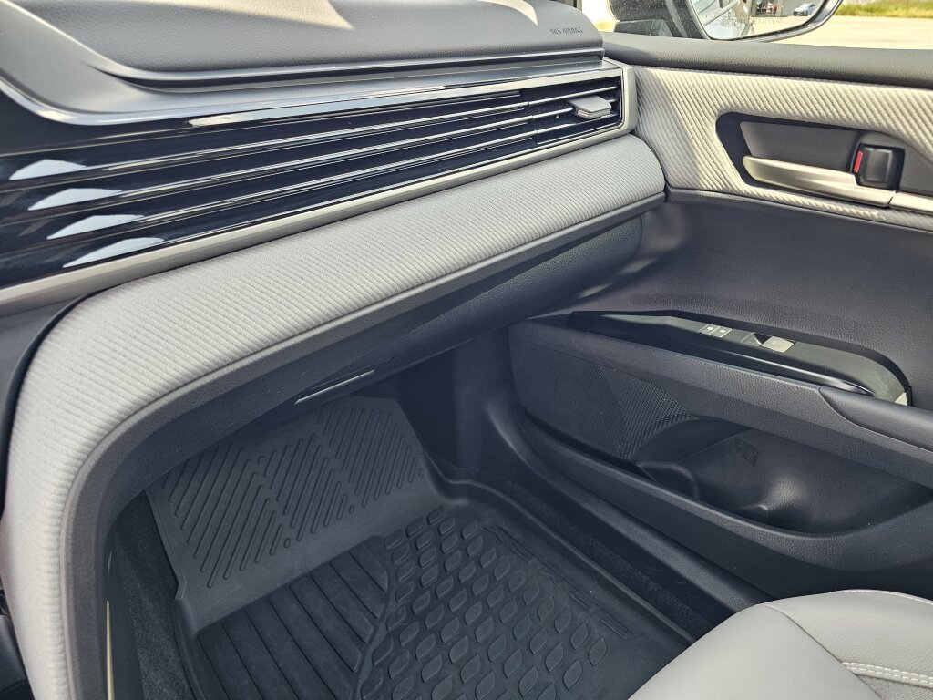 Used 2025 Toyota Camry SE w/ Convenience Package FWD image 30