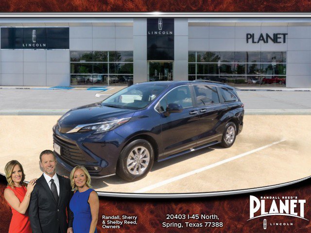 Used 2025 Toyota Sienna XLE FWD image 1