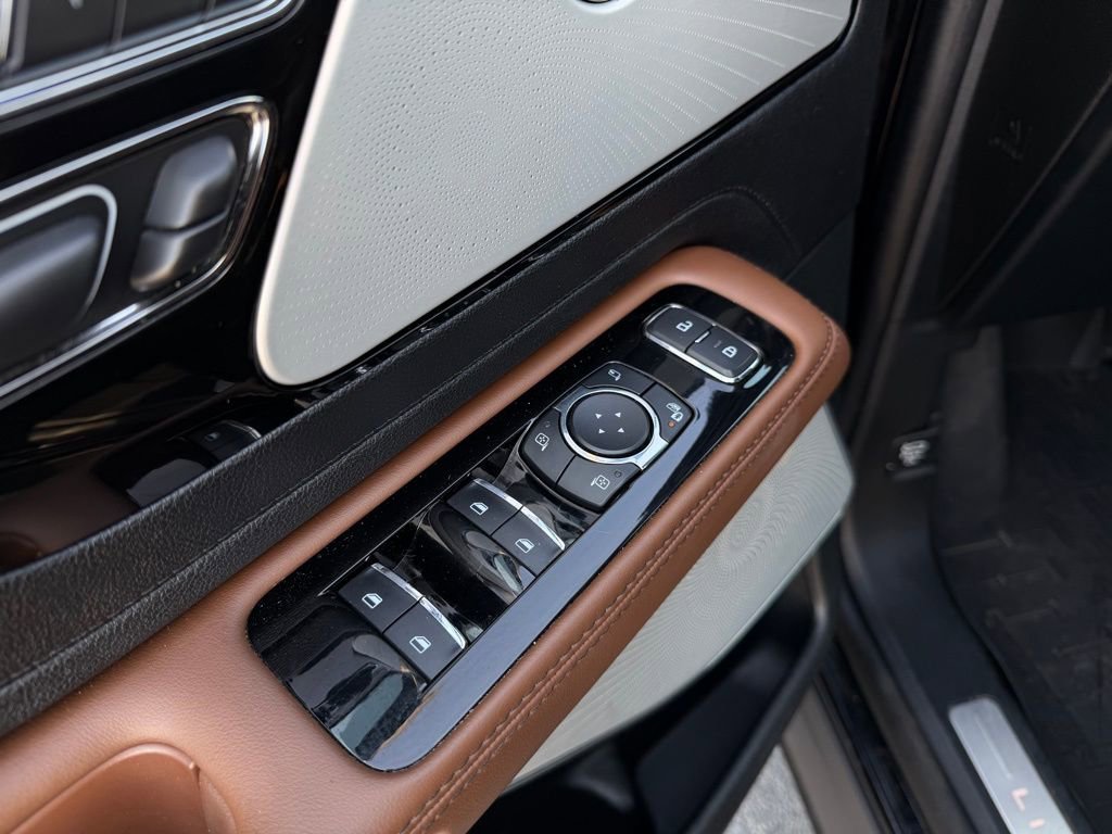 Used 2023 Lincoln Aviator Reserve w/ Equipment Group 201A image 12