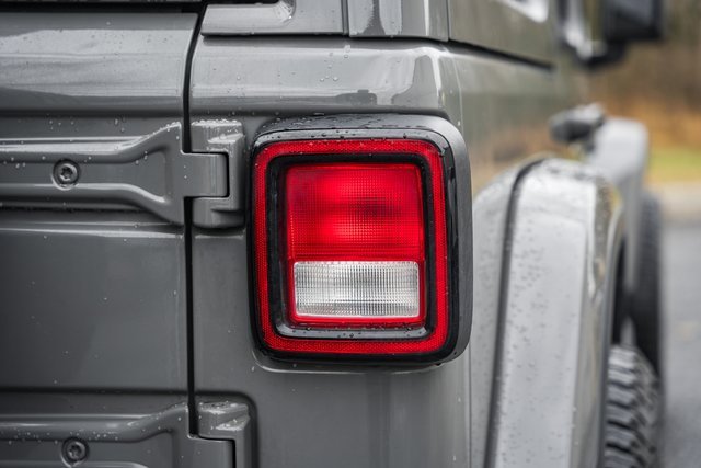 Used 2018 Jeep Wrangler Unlimited Sahara w/ Dual Top Group image 7