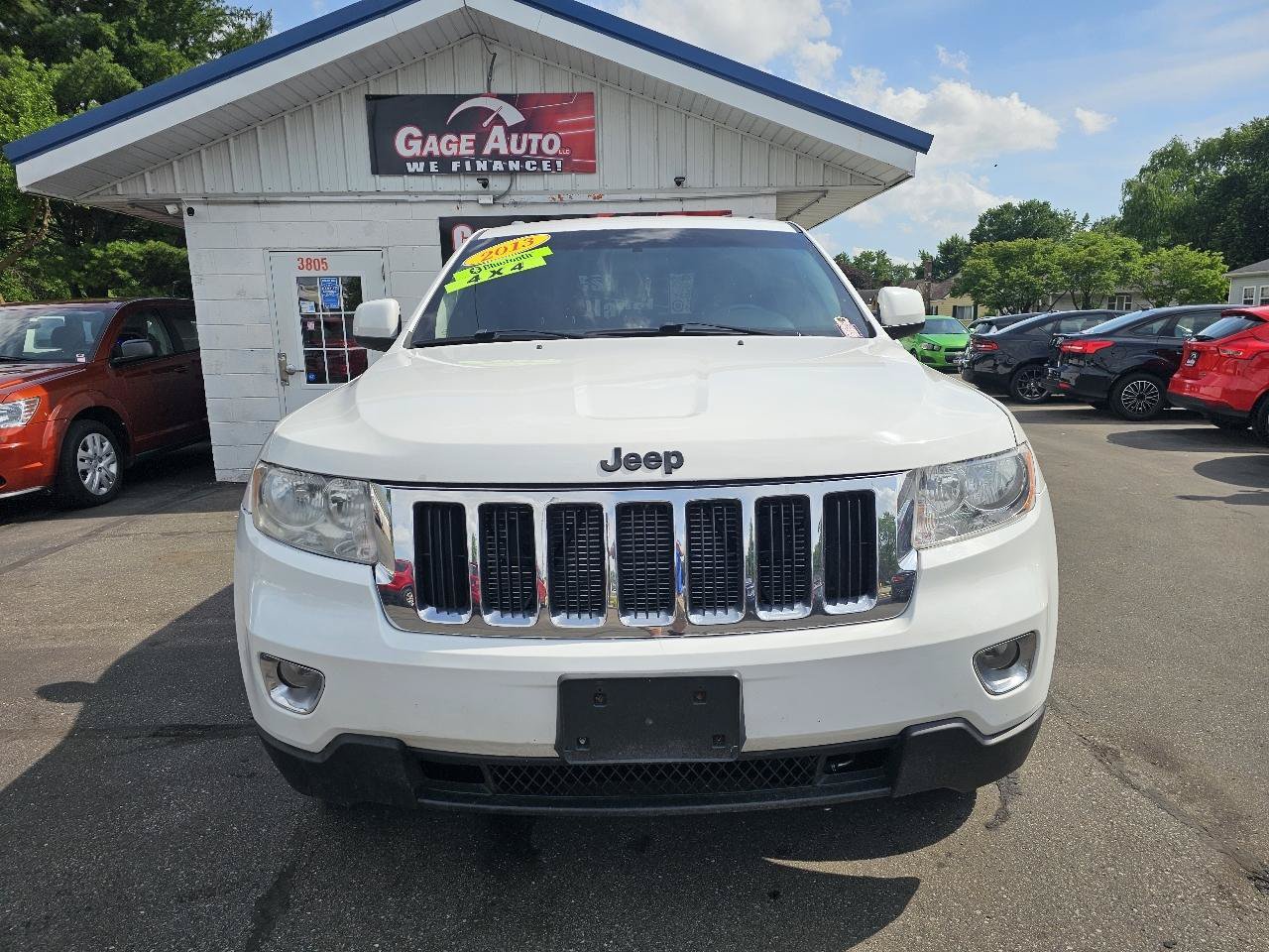 Used 2013 Jeep Grand Cherokee Laredo w/ Laredo E Group AWD/4WD image 3