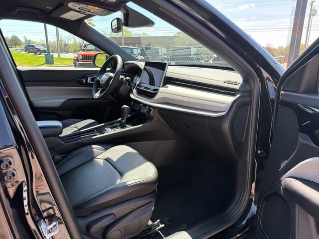 Used 2025 Jeep Compass Limited image 30