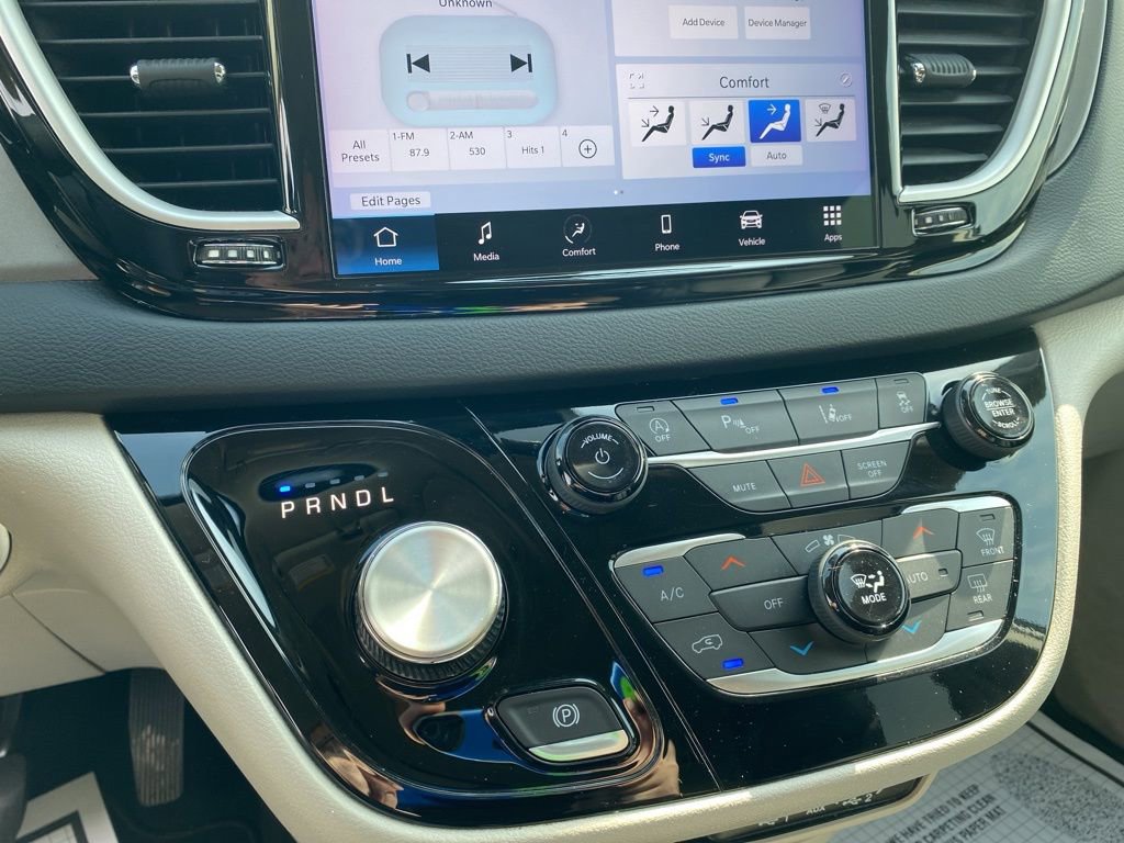 Used 2023 Chrysler Pacifica Touring-L image 32