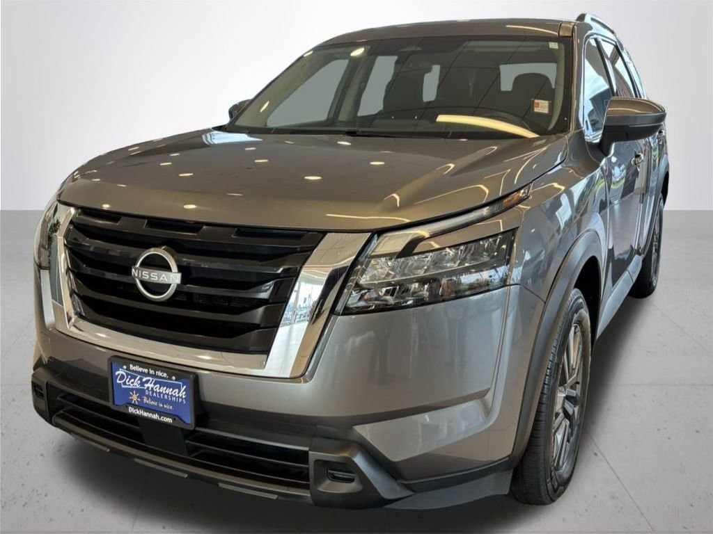 Used 2023 Nissan Pathfinder SV image 2