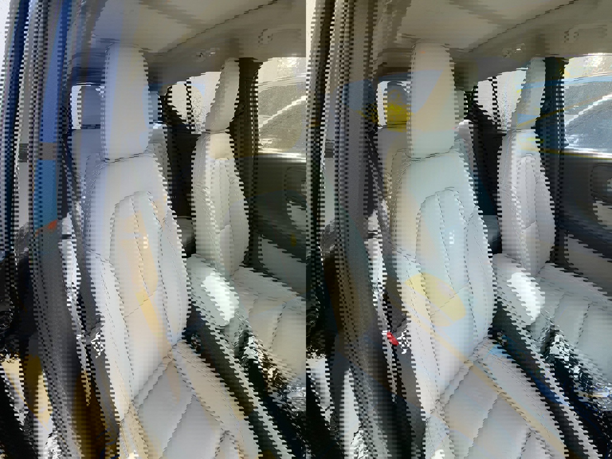 Certified 2023 Volvo XC40 B5 Plus w/ Climate Package image 22