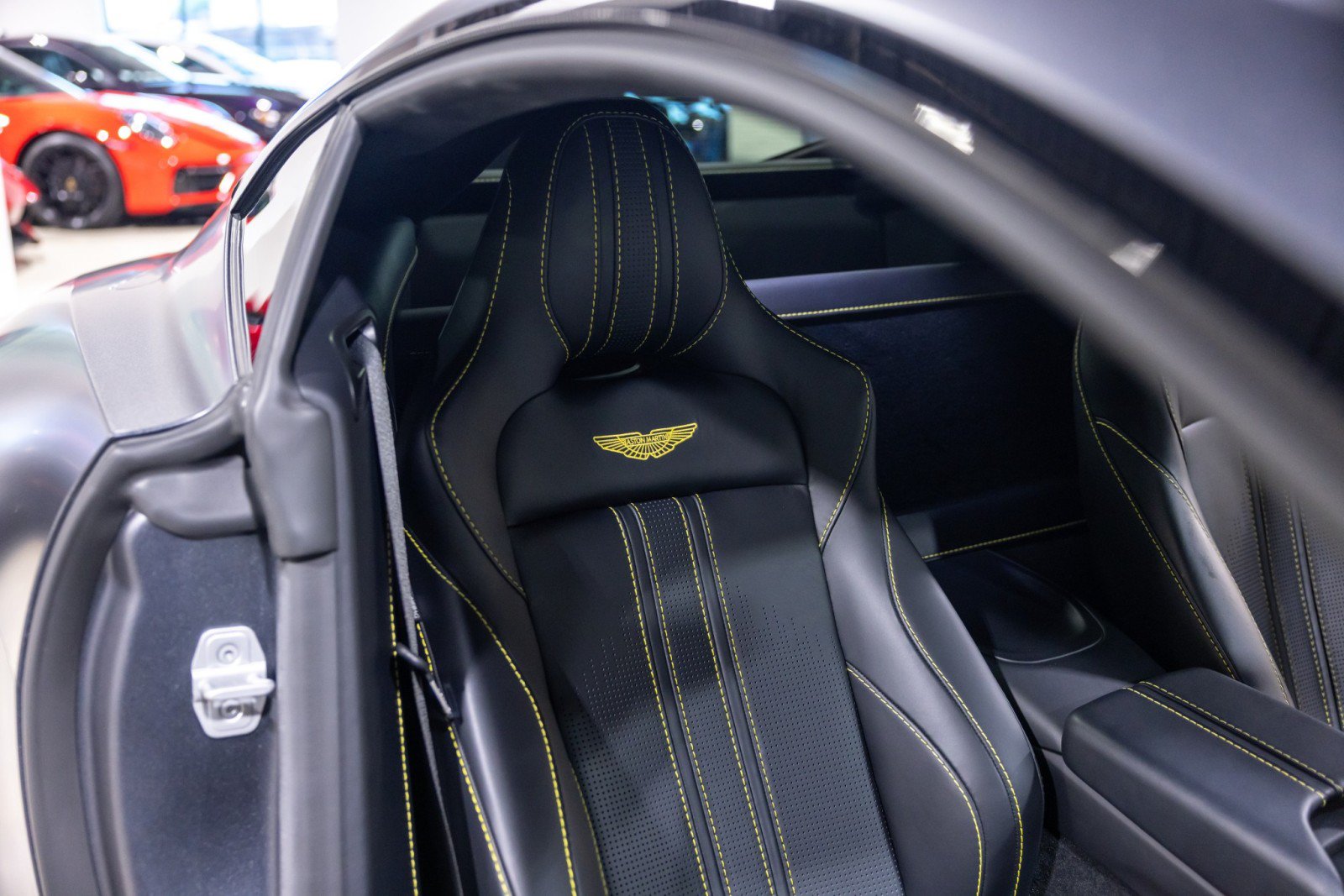 Used 2022 Aston Martin V8 Vantage Coupe RWD image 32