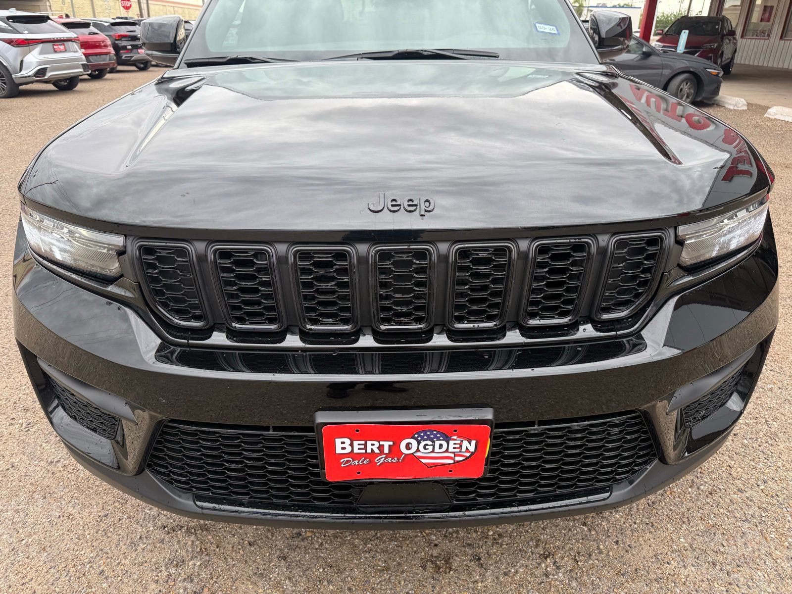 Used 2025 Jeep Grand Cherokee Altitude AWD/4WD image 2