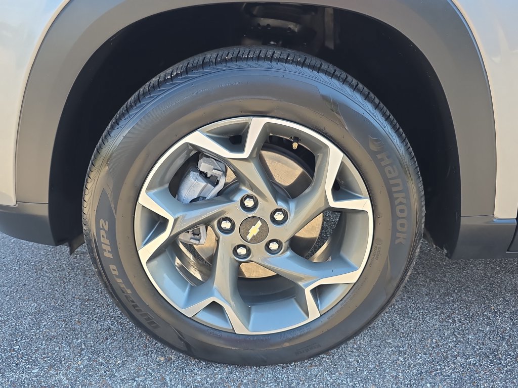 Used 2025 Chevrolet Trax LT FWD image 9