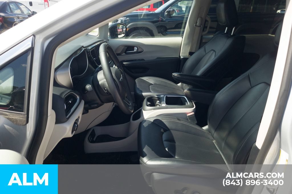 Used 2024 Chrysler Pacifica Touring-L FWD image 6