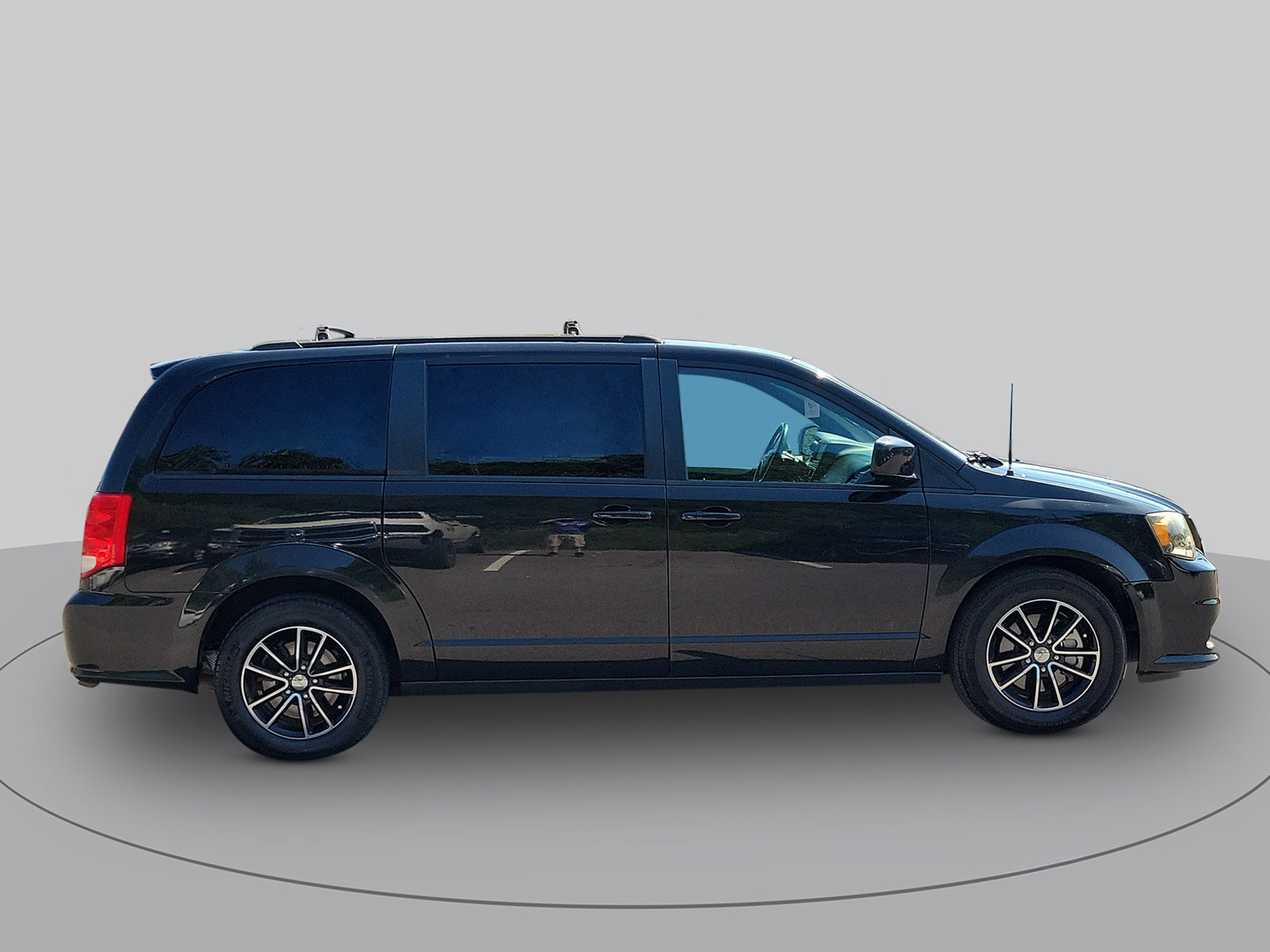 Used 2019 Dodge Grand Caravan GT FWD image 2