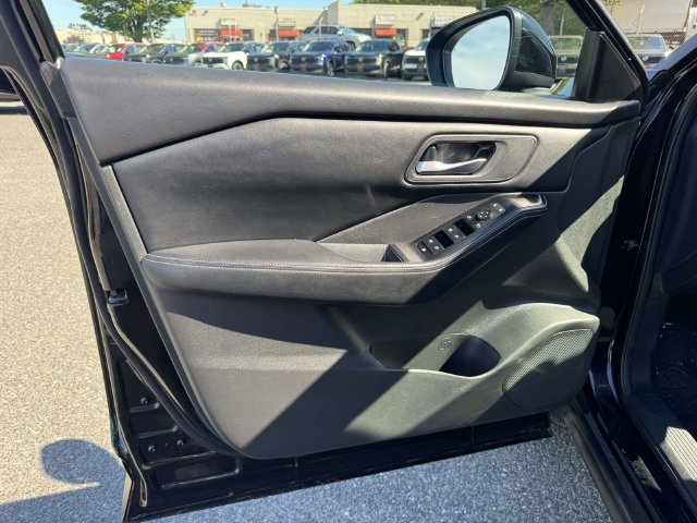 Used 2024 Nissan Rogue SV FWD image 15