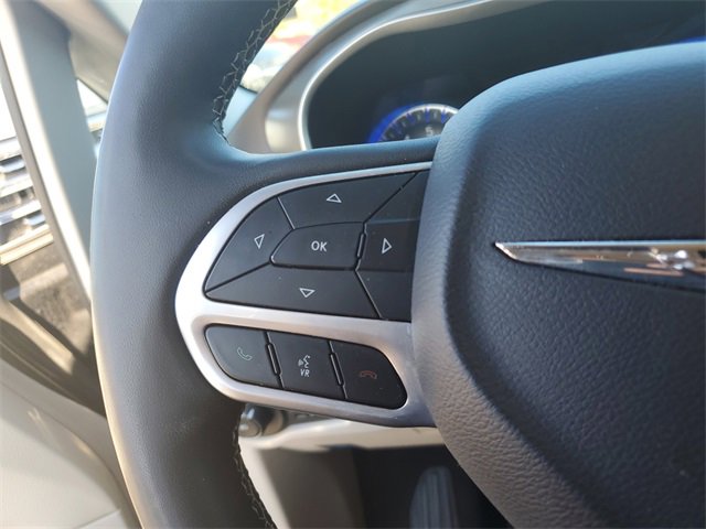 Used 2024 Chrysler Pacifica Touring-L image 11