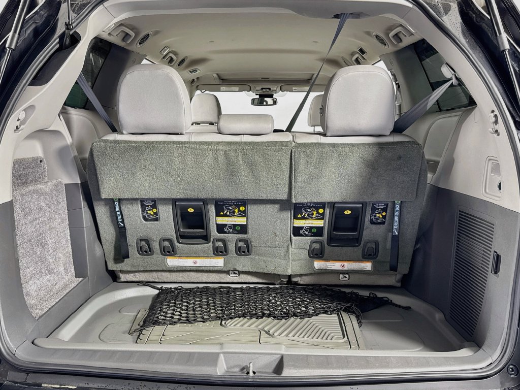 Used 2018 Toyota Sienna Limited FWD image 29