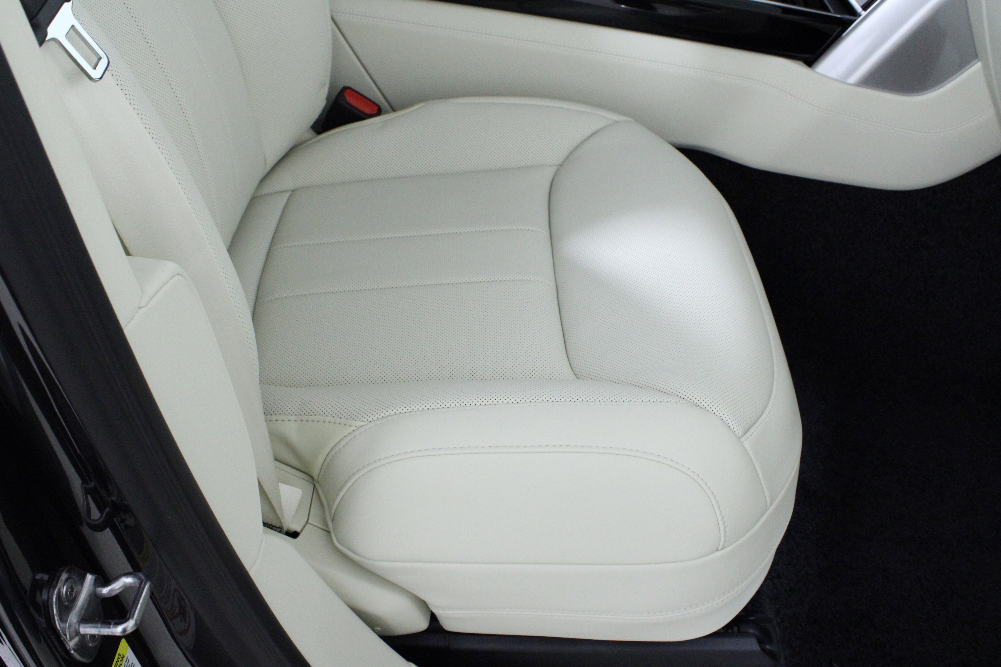 New 2026 Land Rover Range Rover SE image 13