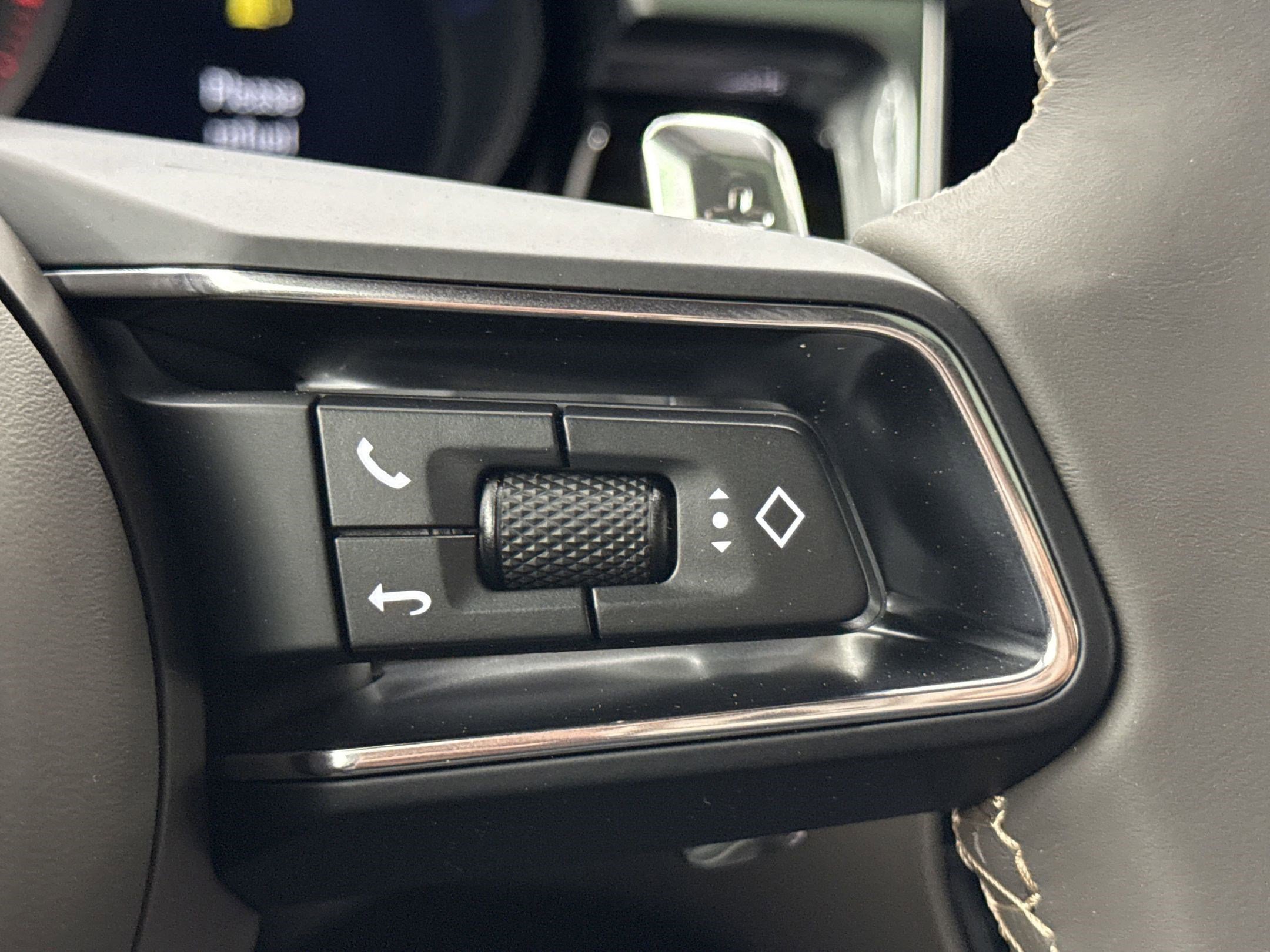 Used 2025 Porsche Macan image 18