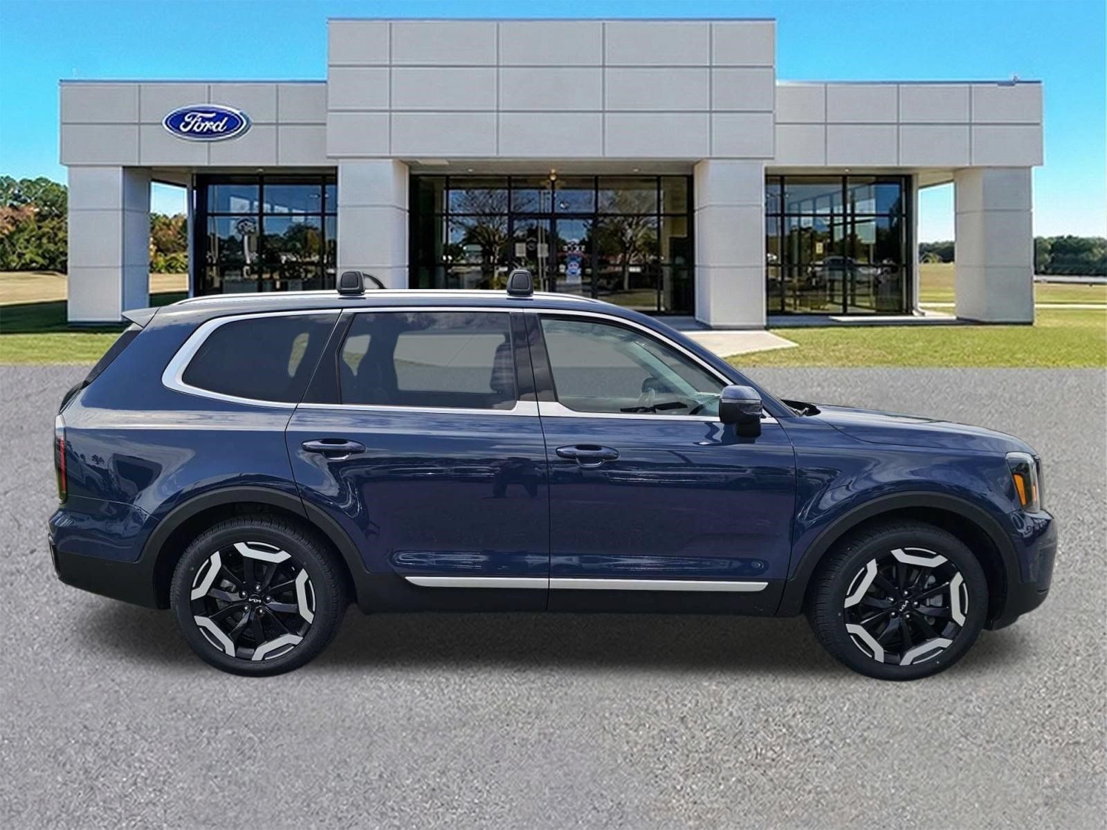 Used 2024 Kia Telluride EX w/ EX Captain's Chair Package FWD image 3