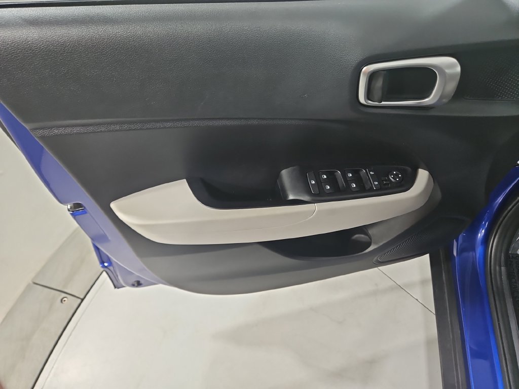 Certified 2025 Hyundai Venue SEL FWD image 12
