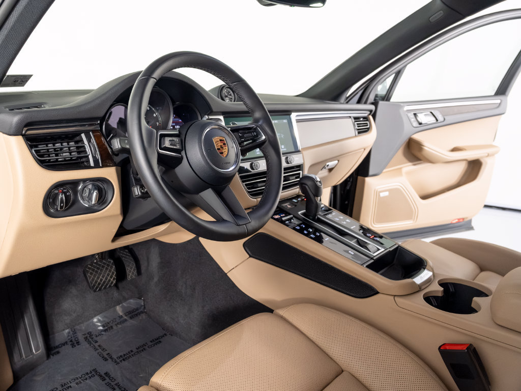 Certified 2026 Porsche Macan AWD/4WD image 5