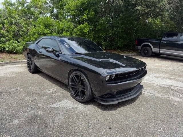 Used 2016 Dodge Challenger SXT RWD image 2