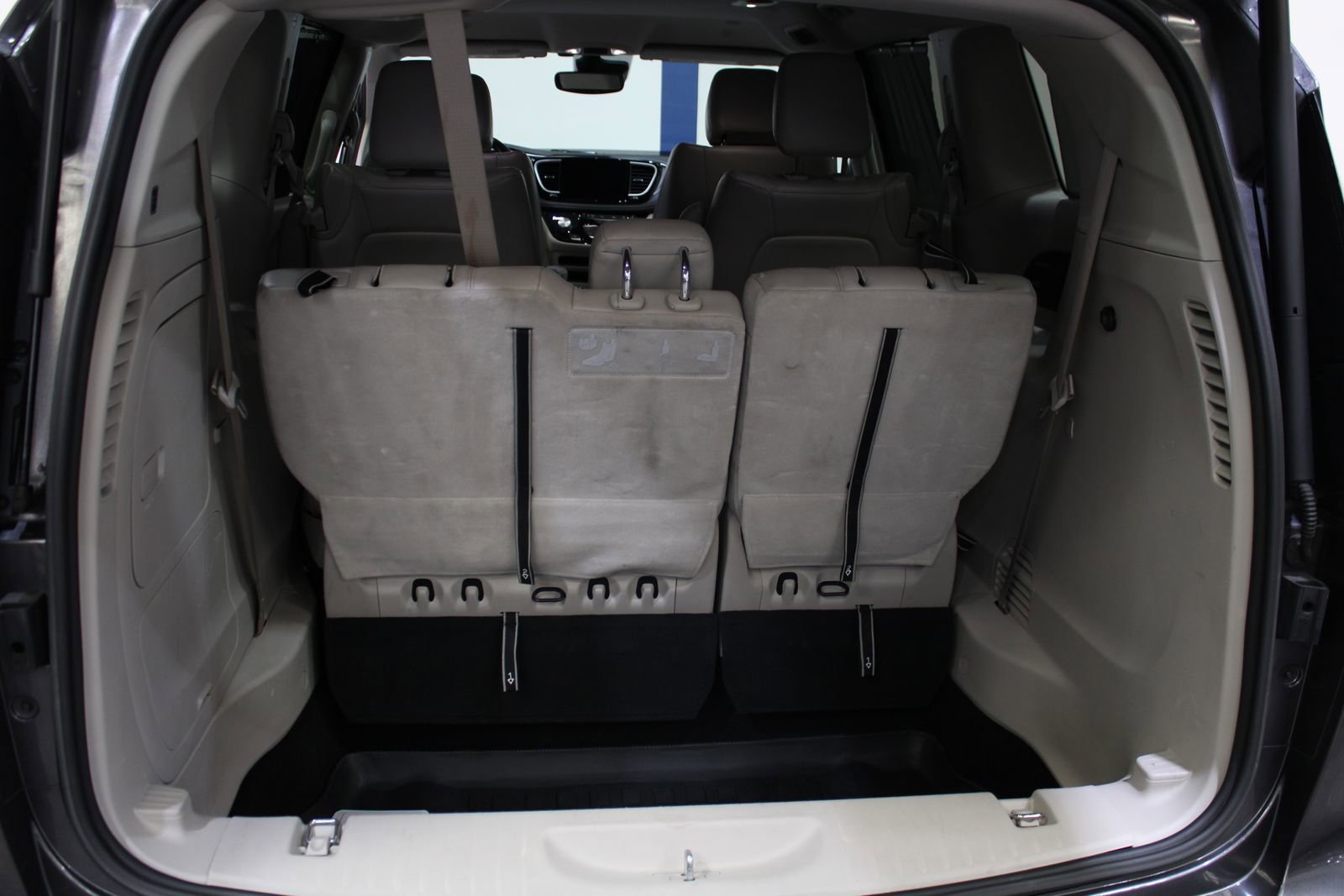 Used 2021 Chrysler Pacifica Touring-L FWD image 12