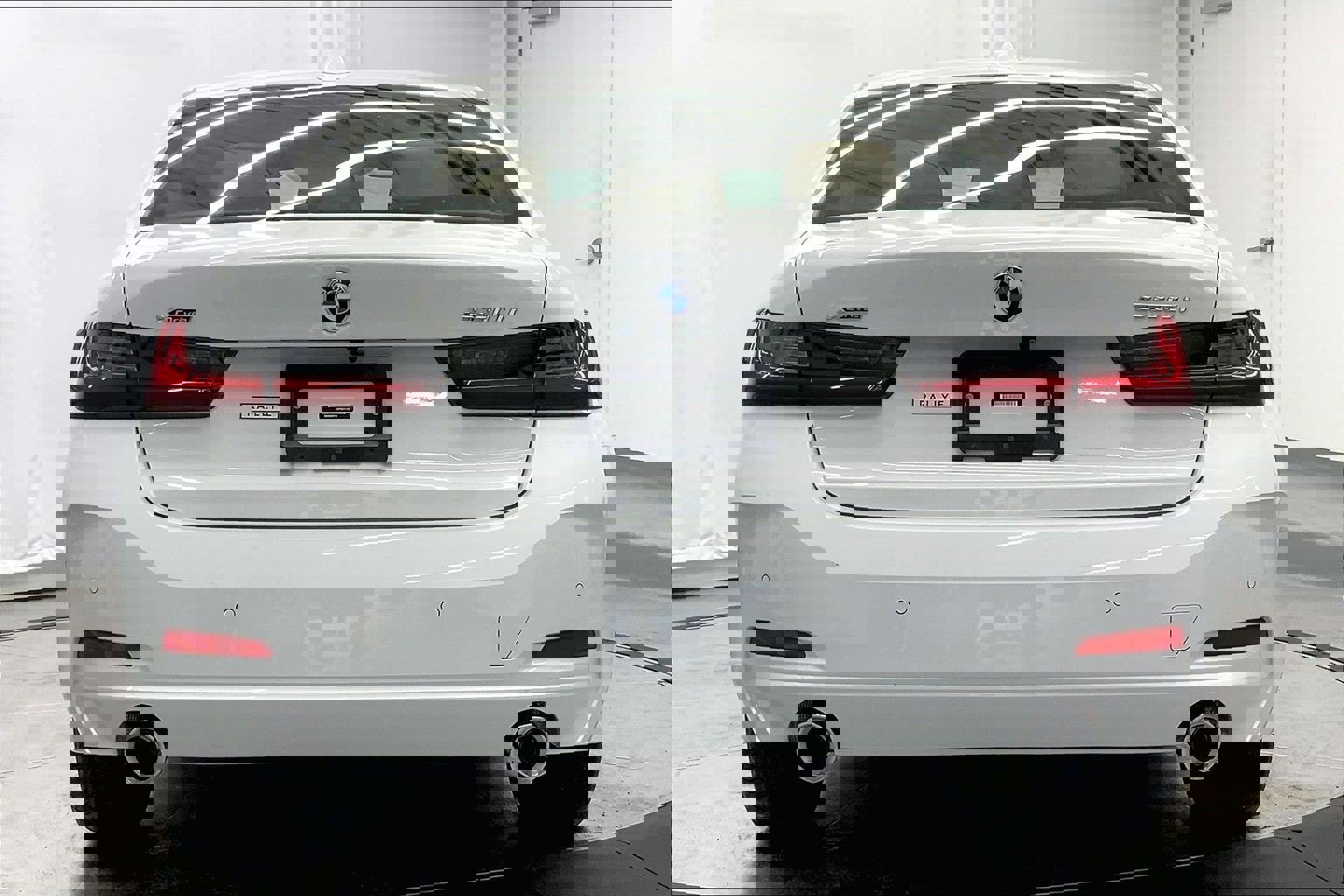 Certified 2023 BMW 330i xDrive Sedan w/ Driving Assistance Package image 3