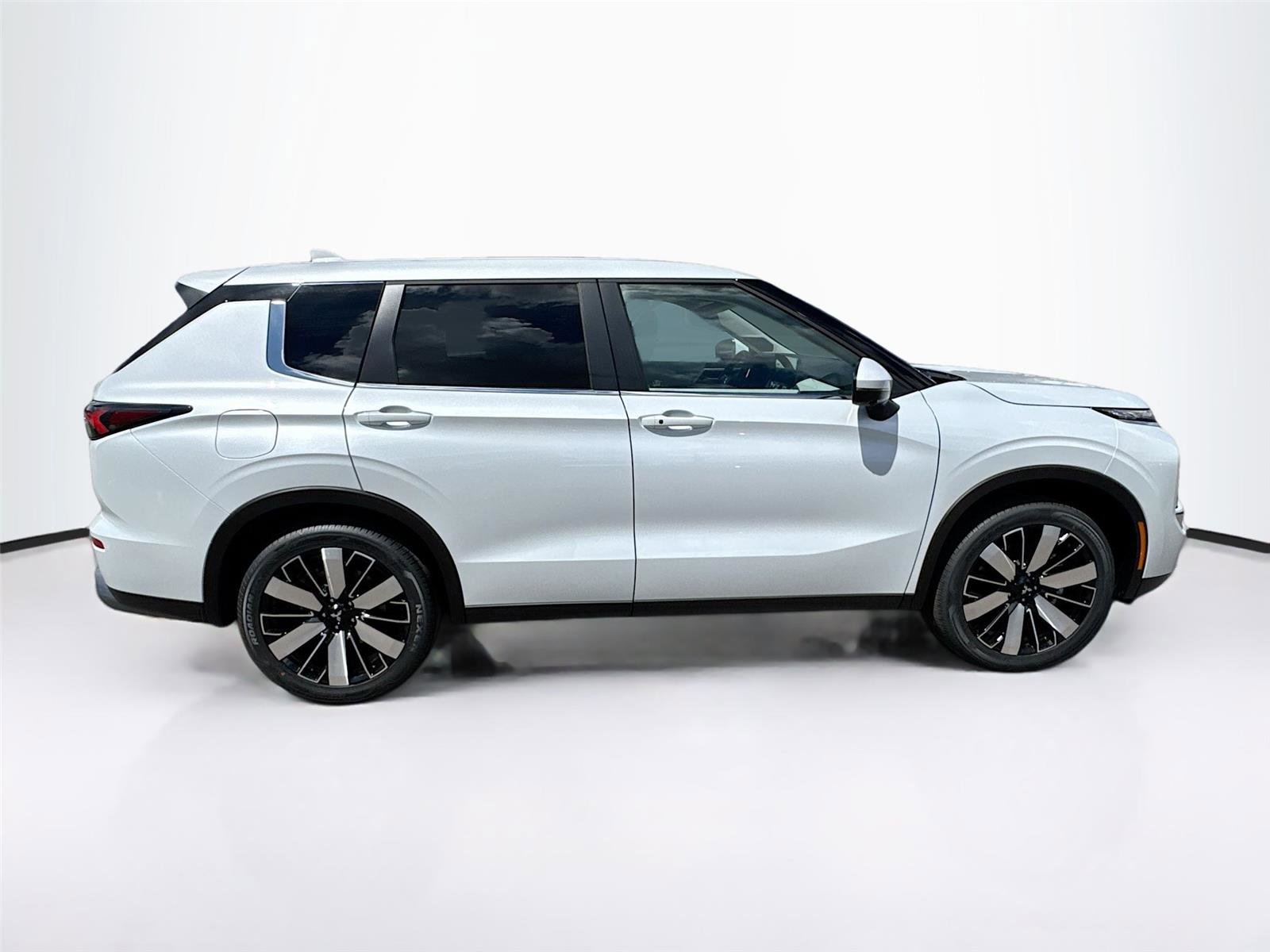New 2025 Mitsubishi Outlander SE image 8