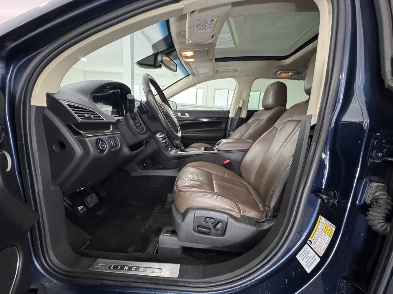 Used 2017 Lincoln MKT FWD image 17