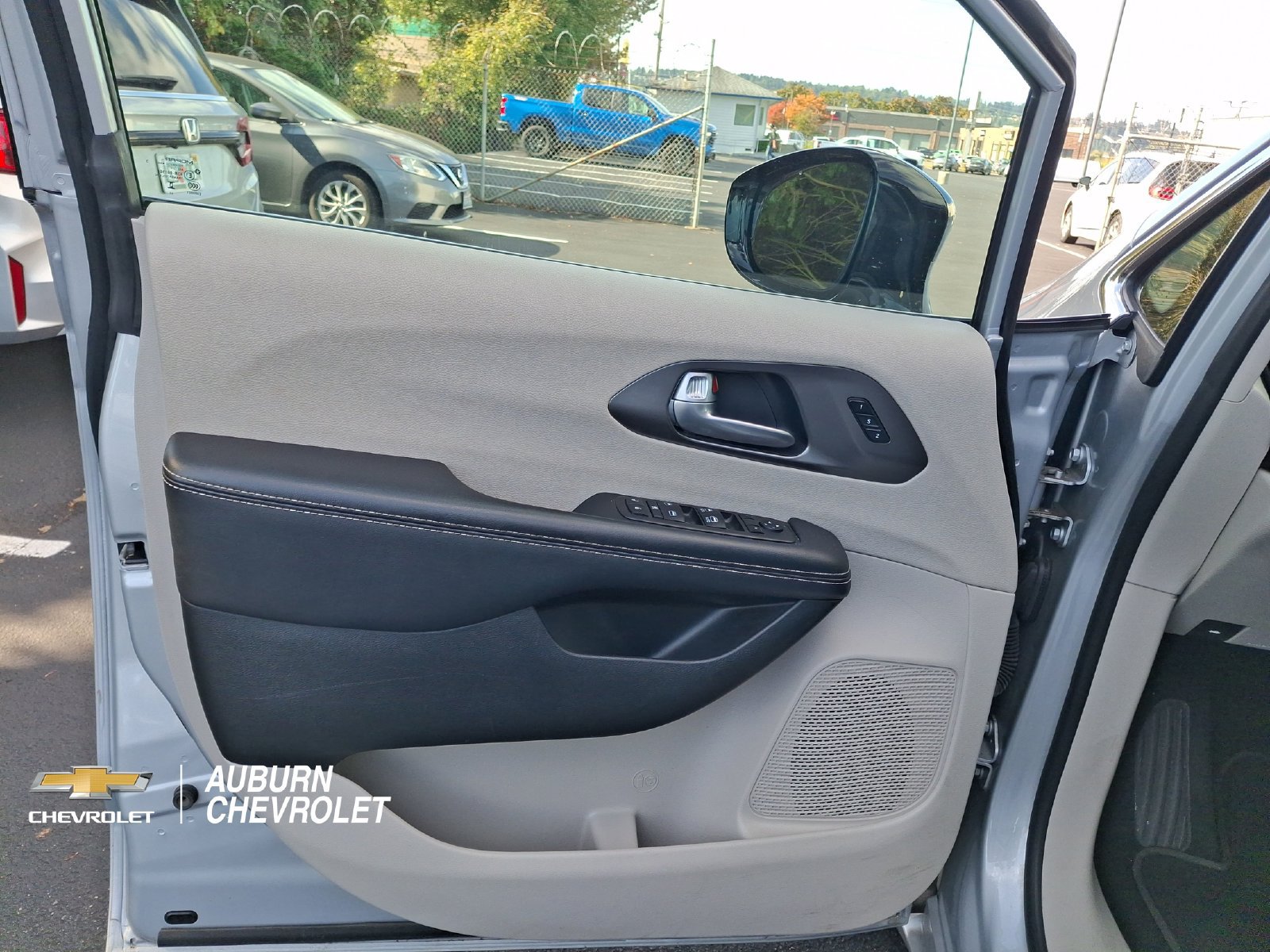 Used 2024 Chrysler Pacifica Touring-L FWD image 15