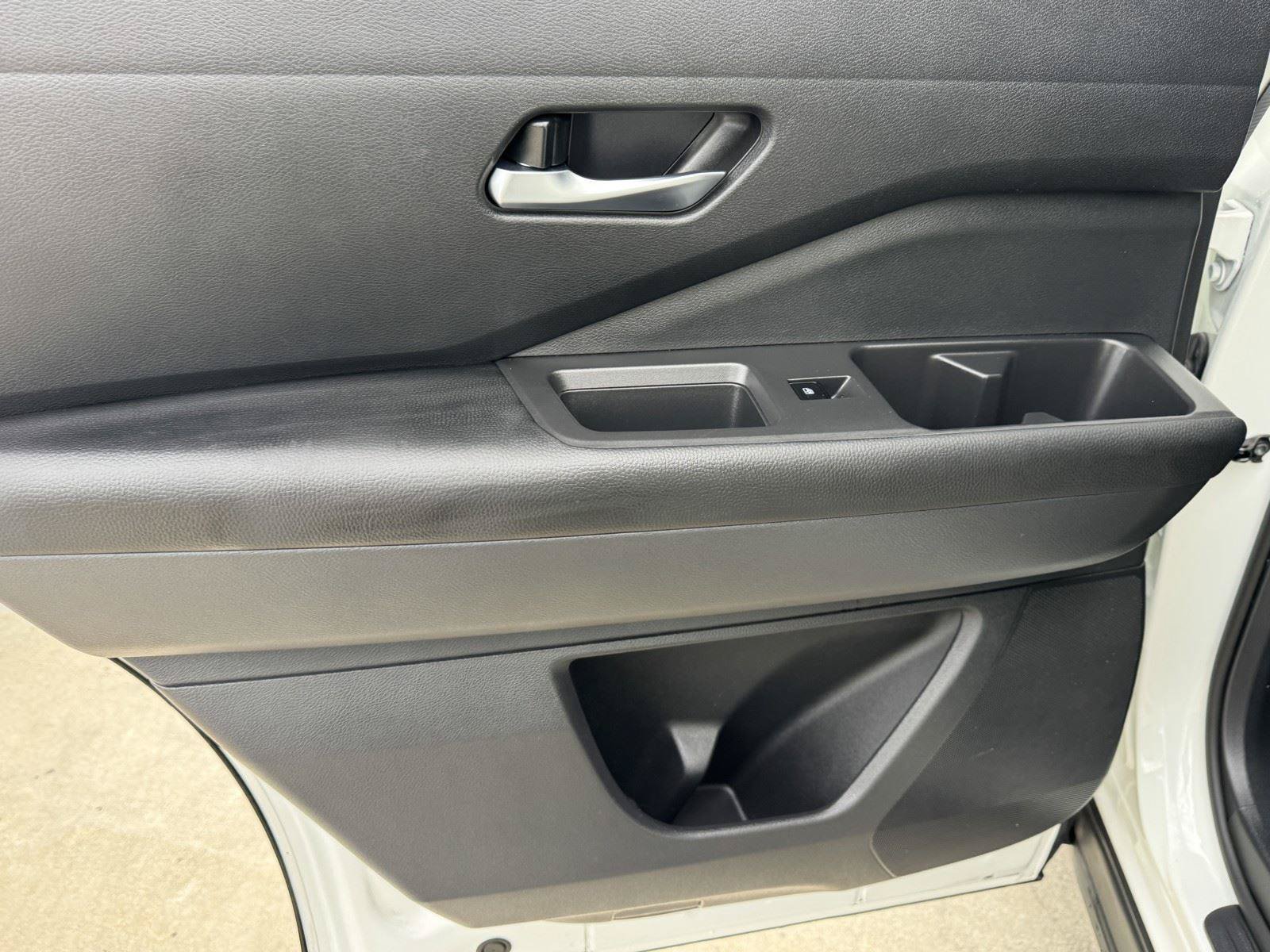 Used 2022 Nissan Pathfinder SV FWD image 13