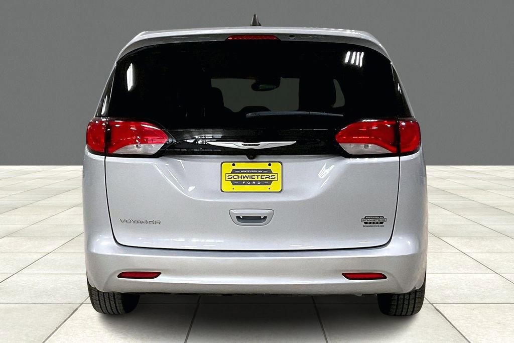 Used 2024 Chrysler Voyager LX image 4