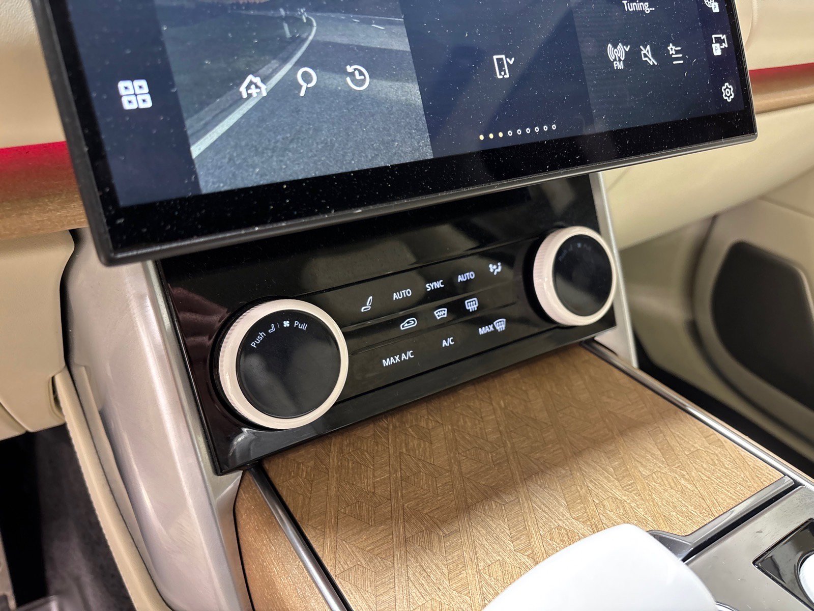 Used 2023 Land Rover Range Rover SV AWD/4WD image 16