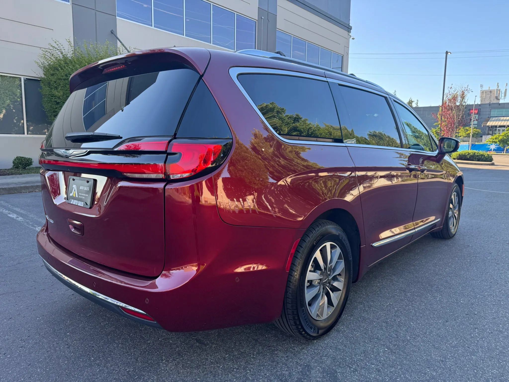 Used 2021 Chrysler Pacifica Limited w/ Premium & Safety Sphere Group FWD image 11