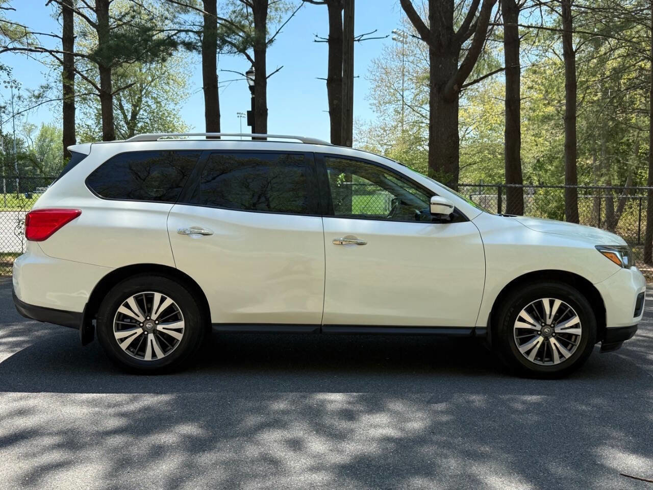 Used 2017 Nissan Pathfinder SL w/ SL Tech Package AWD/4WD image 4