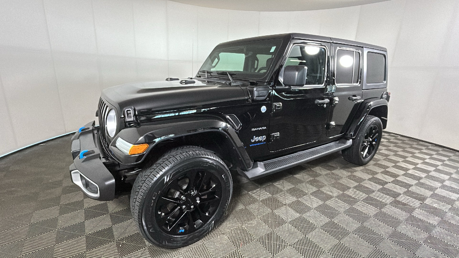 Used 2023 Jeep Wrangler Unlimited Sahara w/ Cold Weather Group AWD/4WD image 8