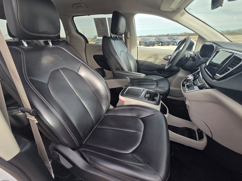 Used 2023 Chrysler Pacifica Touring-L image 30