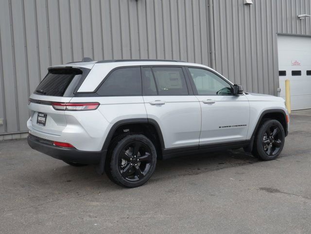 New 2025 Jeep Grand Cherokee Altitude image 10