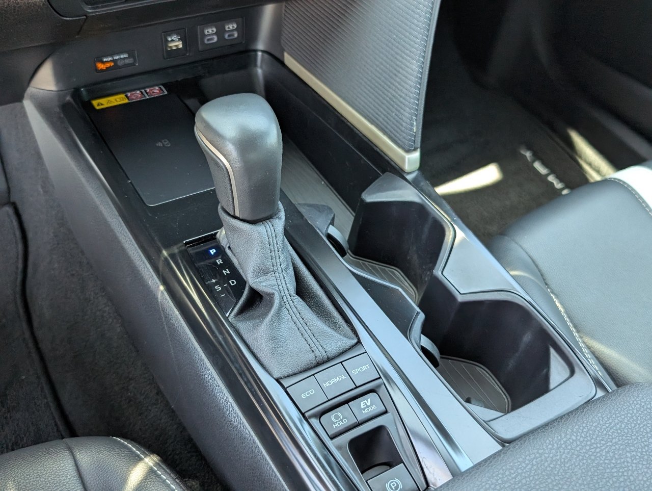 Used 2025 Toyota Camry SE w/ Convenience Package FWD image 16