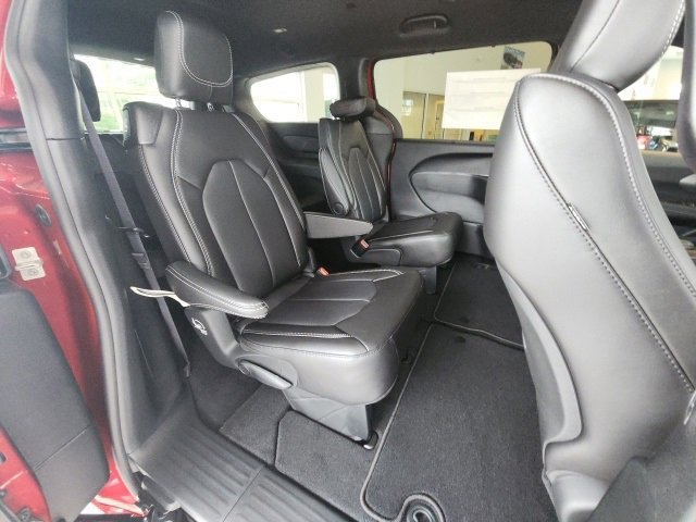 New 2026 Chrysler Pacifica Select image 16