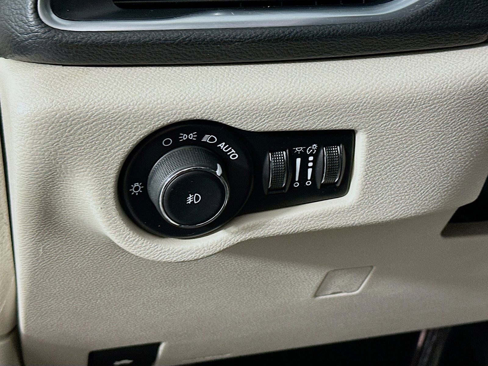 Used 2020 Chrysler Pacifica Limited FWD image 11